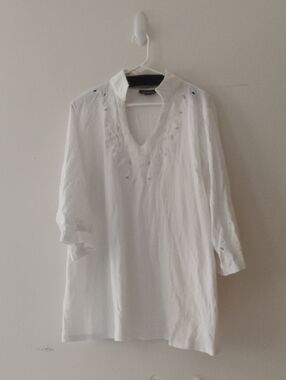 Romans White V-Neck Embroidered Tunic Gauze Like Fabric